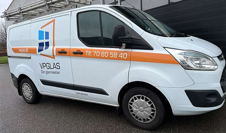 Firmabilen vores glarmester kører til Roskilde, Greve og Køge i.